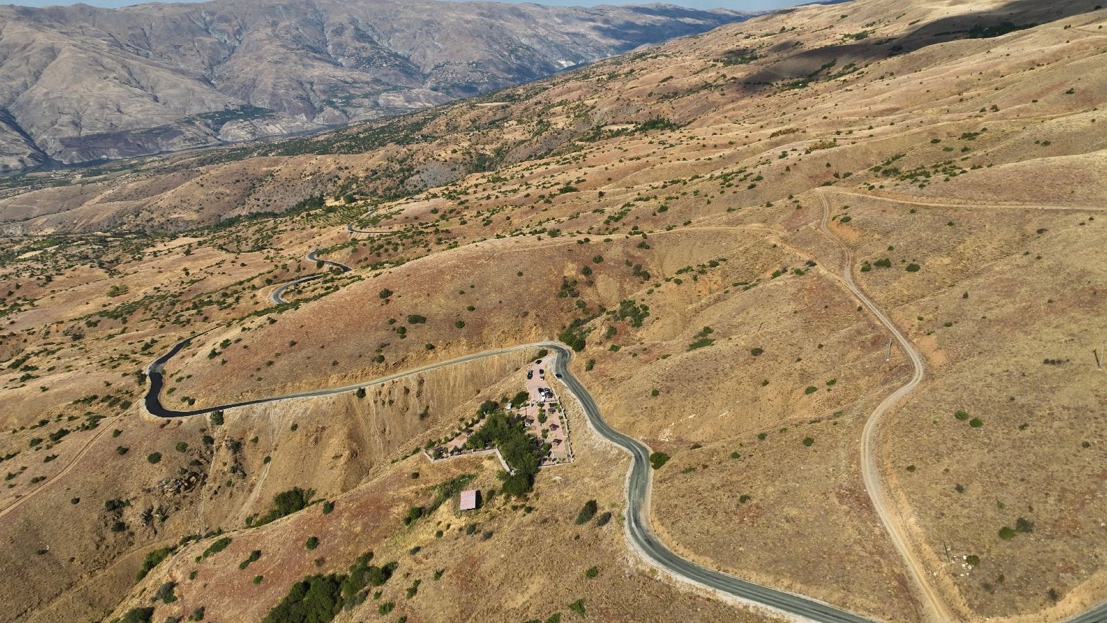 Malatya Büyükşehir Belediyesi tarafından Malatya’nın 718 mahallesinde yol çalışmaları devam ediyor.