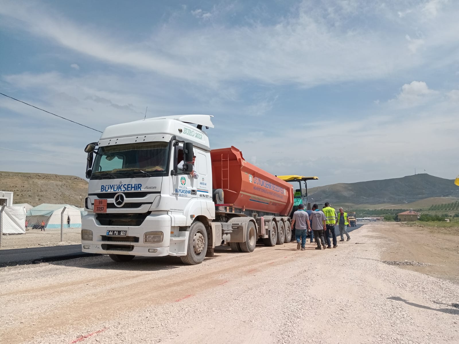 Malatya büyükşehir belediyesi yol çalışmalarına devam ediyor.