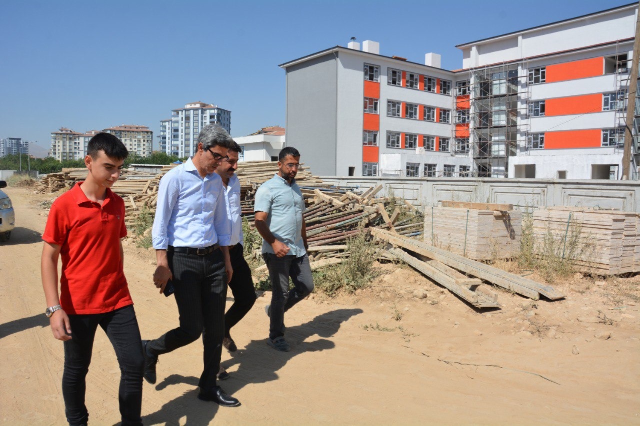 Malatya İl Milli Eğitim Müdürü Sn. Behçet BAKIR Devam Eden Okul İnşaatlarını Yerinde İnceledi."