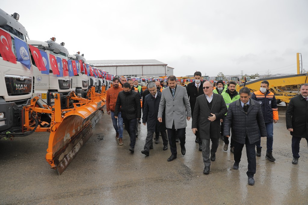 Sivas Belediyesi 300 Personel 70 Araçla Kışa Hazır