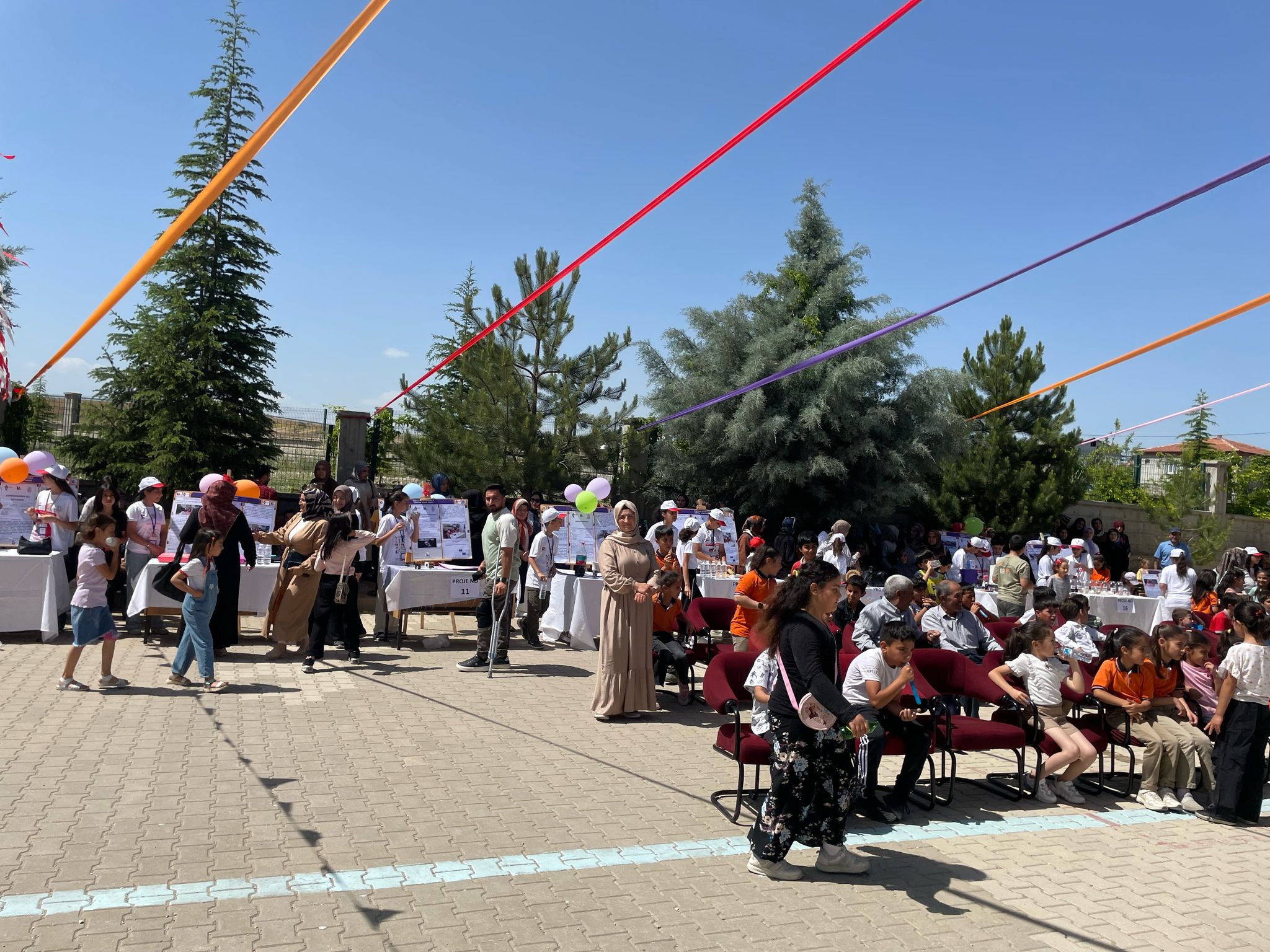 Tübitak 4006 Bilim Fuarı ve Resim Sergisi Yeşilyaka Ortaokulunda Yapıldı.