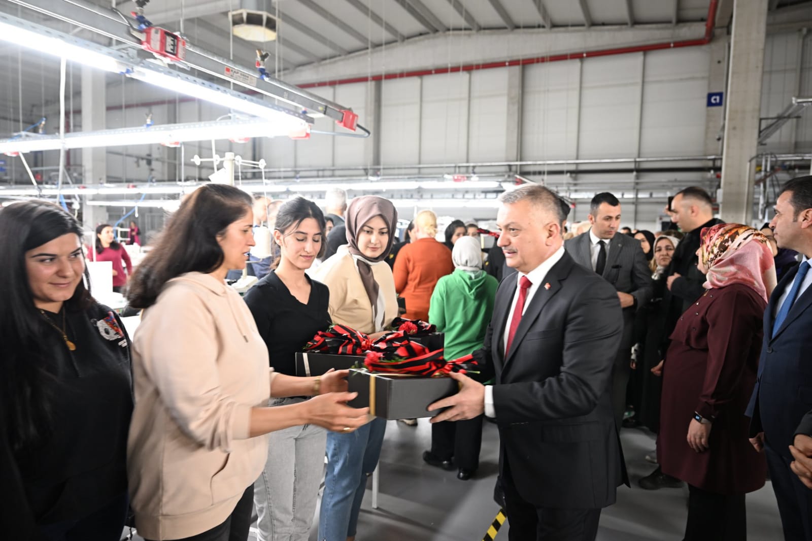 Vali Ersin Yazıcı ve Eşi Hanımefendi Hanife Yazıcı 8 Mart Dünya Kadınlar Günü’nde Karanfil Dağıttı