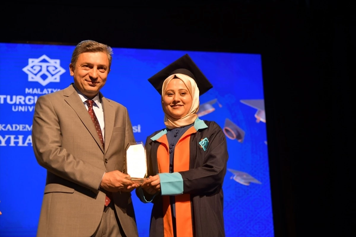 Vali Şahin Malatya Turgut Özal Üniversitesinin 2022-2023 Akademik Yılı Mezuniyet Törenine Katıldı.