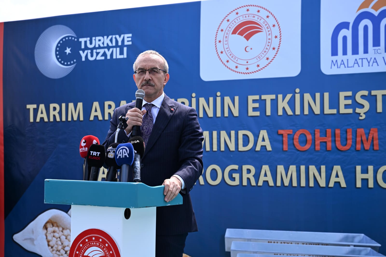 Vali Seddar Yavuz, “14 Mayıs Dünya Çiftçiler Günü” Kapsamında Tohum, Fide ve Ekipman Dağıtım Törenine Katıldı