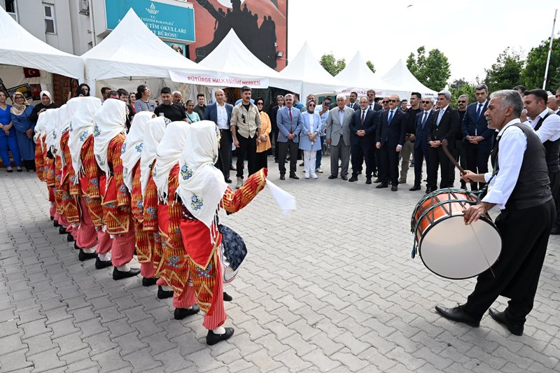 Vali Seddar Yavuz, Hayat Boyu Öğrenme Haftası Etkinliklerine Katıldı