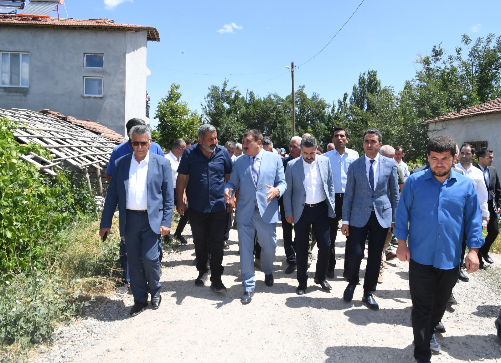 Yazıhan Bahçelievler Mahallesi’nde İncelemelerde Bulunan Başkan Gürkan,