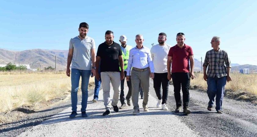 YEŞİLYURT BELEDİYESİ KIRSAL MAHALLELERDEKİ YOL YATIRIMLARINA AĞIRLIK VERİYOR