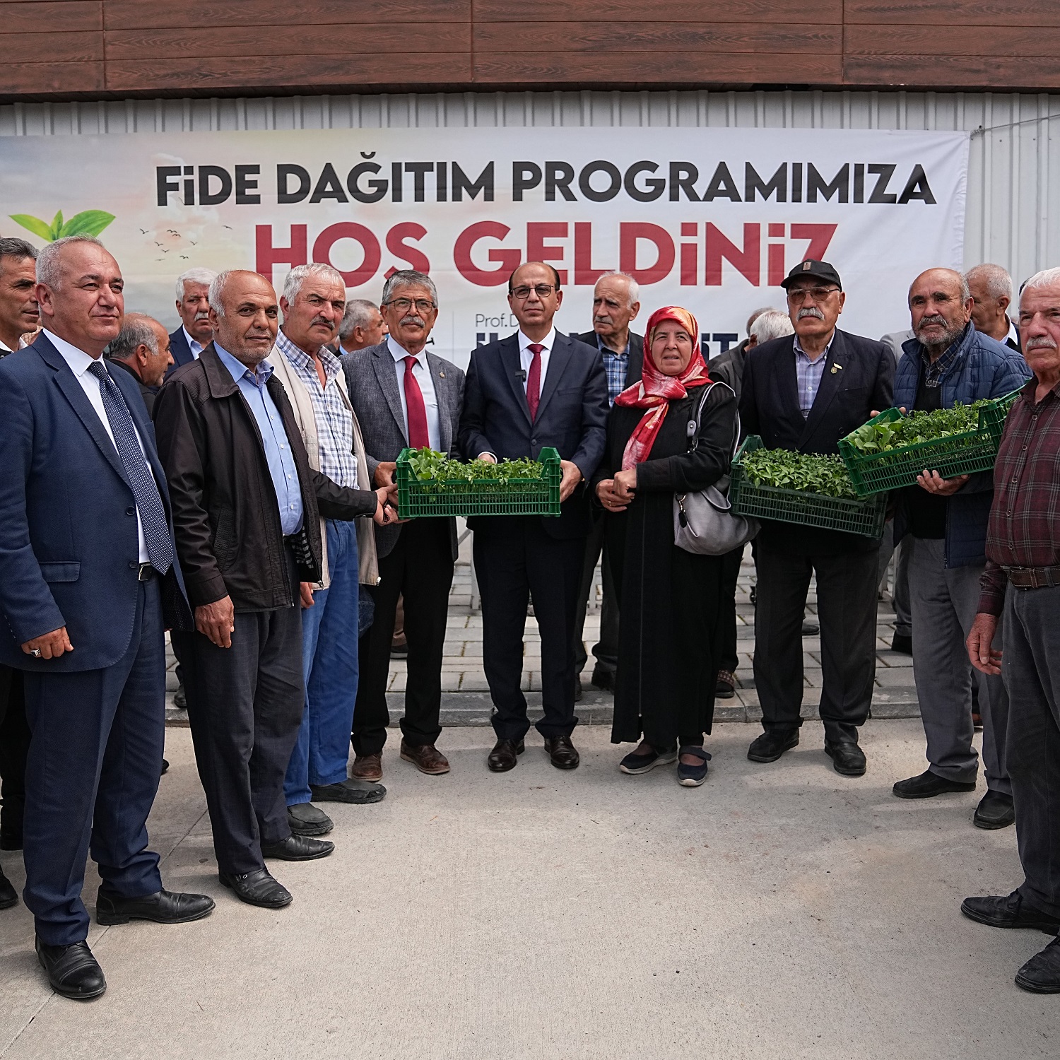 YEŞİLYURT BELEDİYESİ’NDEN ÇİFTÇİLERE BÜYÜK DESTEK! 250 BİN ADET SEBZE FİDESİ DAĞITILDI