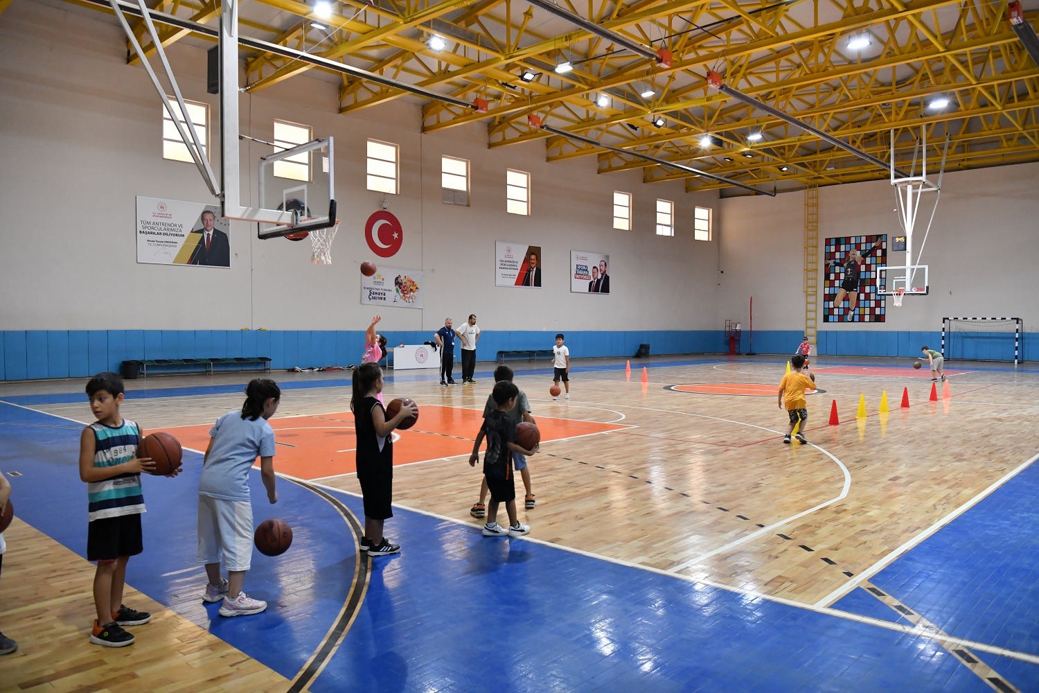 YEŞİLYURT BELEDİYESİNİN BASKETBOL KURSU, MİNİKLERE NEŞE VE ENERJİ GETİRİYOR!