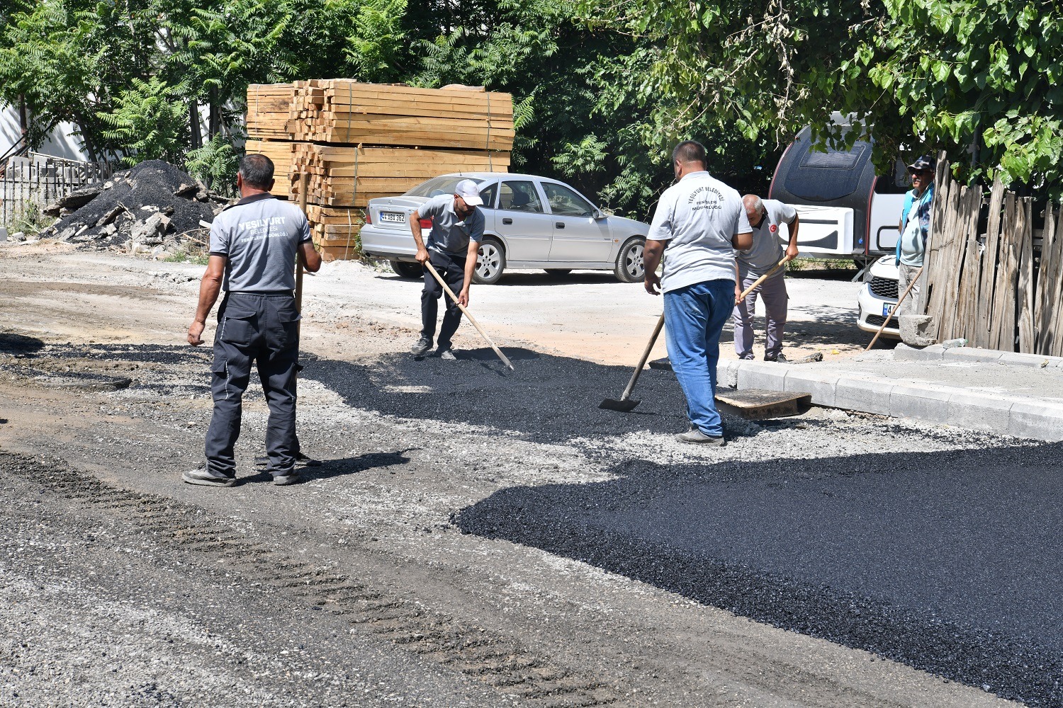 YEŞİLYURT’TA YOLLAR BAŞTAN AŞAĞI YENİLENİYOR! İLÇEDE BÜYÜK DÖNÜŞÜM