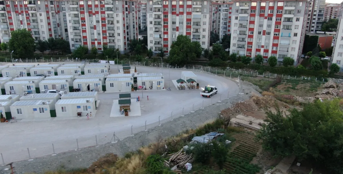 DEPREMZEDELERİN KALDIĞI KONTEYNER KENTLER DÜZENLİ OLARAK İLAÇLANIYOR