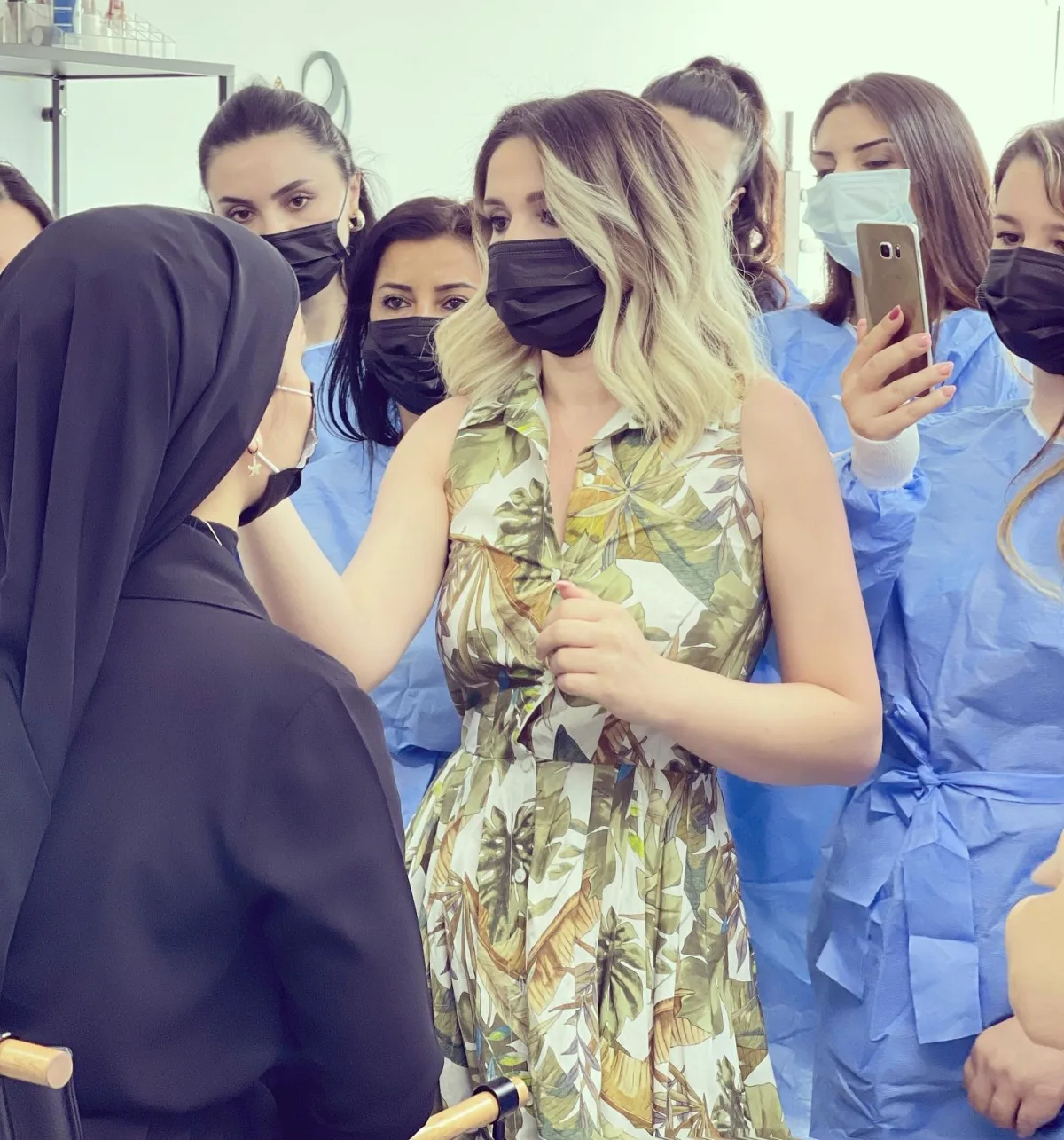 Ruj değil, kalıcı canlılık: Dudak renginizi şeffaf katmanlarla, doğal haline geri getiriyorum.