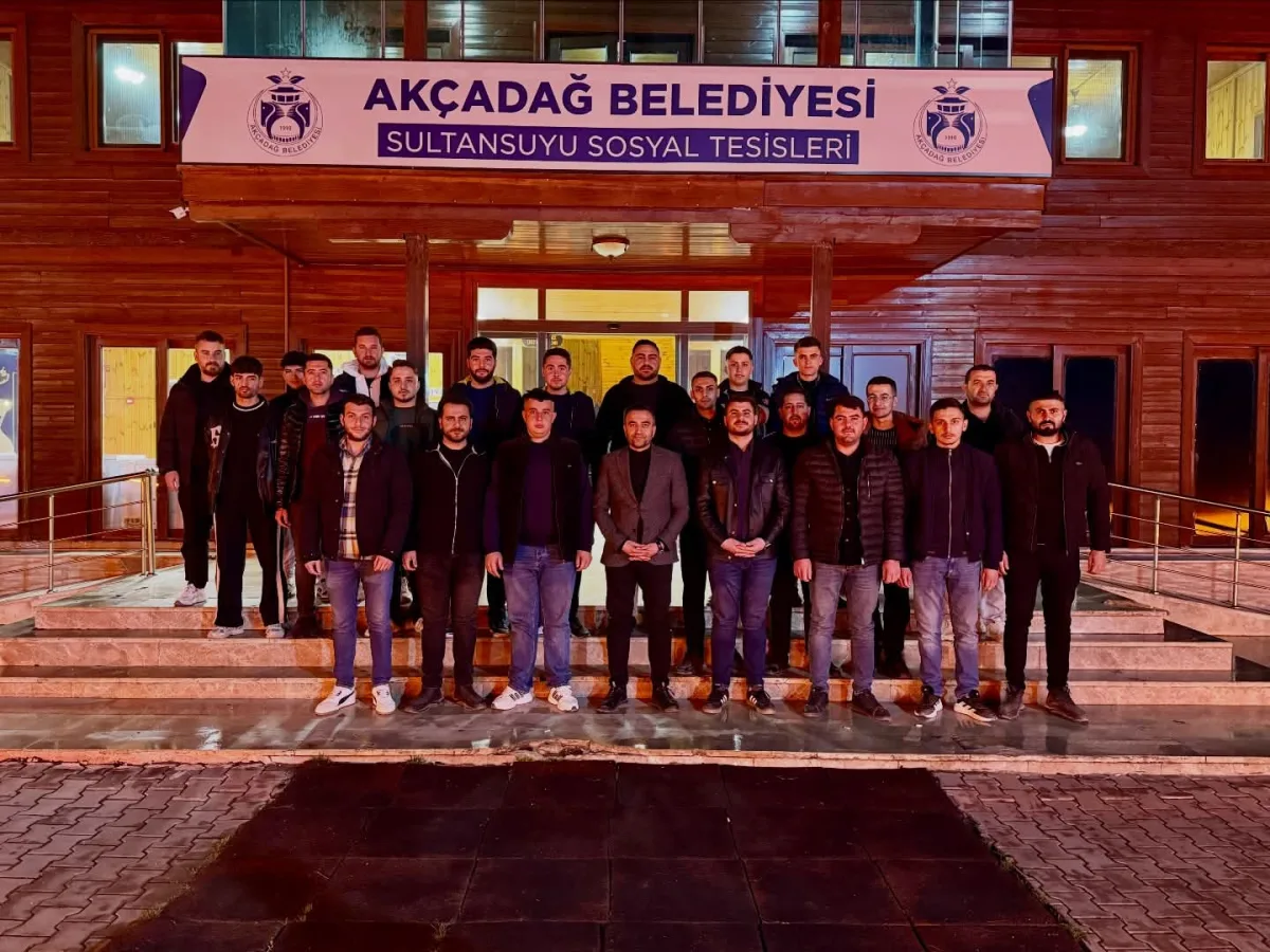Başkan Hasan Ulutaş Sahurda Gençlerle Buluştu: Akçadağ’ın Geleceği Konuşuldu