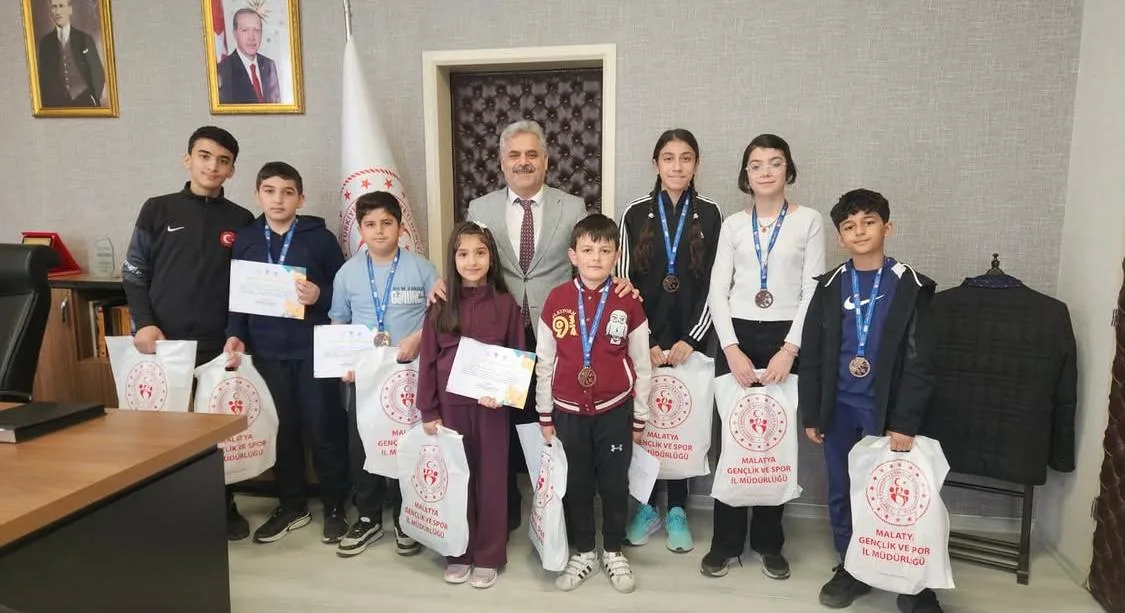 ELAZIĞ’DA MADALYA YAĞMURU: GENÇ ESKRİMCİLER GURURLANDIRDI