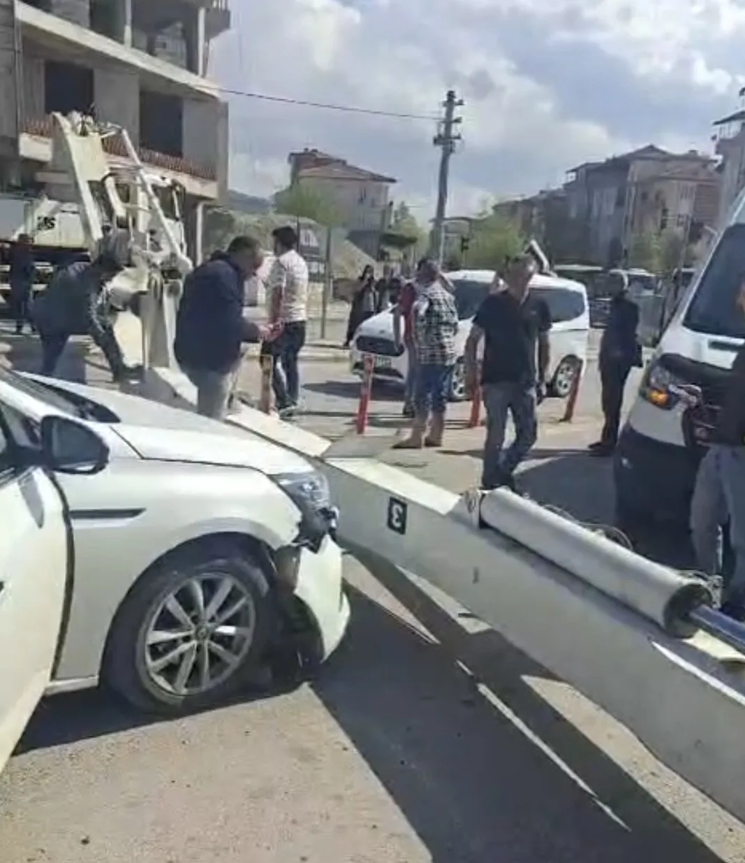 Malatya’da Faciadan Dönüldü: Beton Pompası Yola Devrildi, Araçla Santimlik Tehlike Yaşandı.