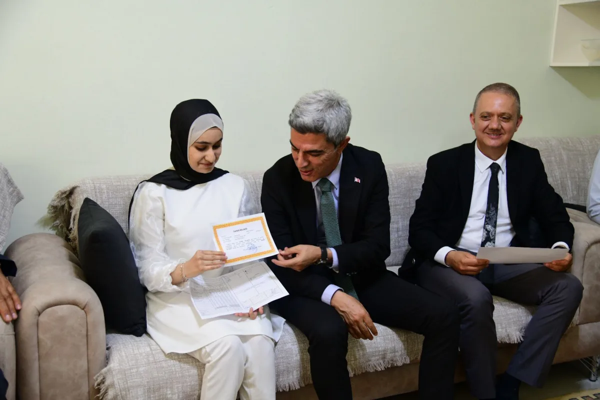 Evde Eğitim Gören Öğrenciye Unutulmaz Karne ve Mezuniyet Sürprizi.