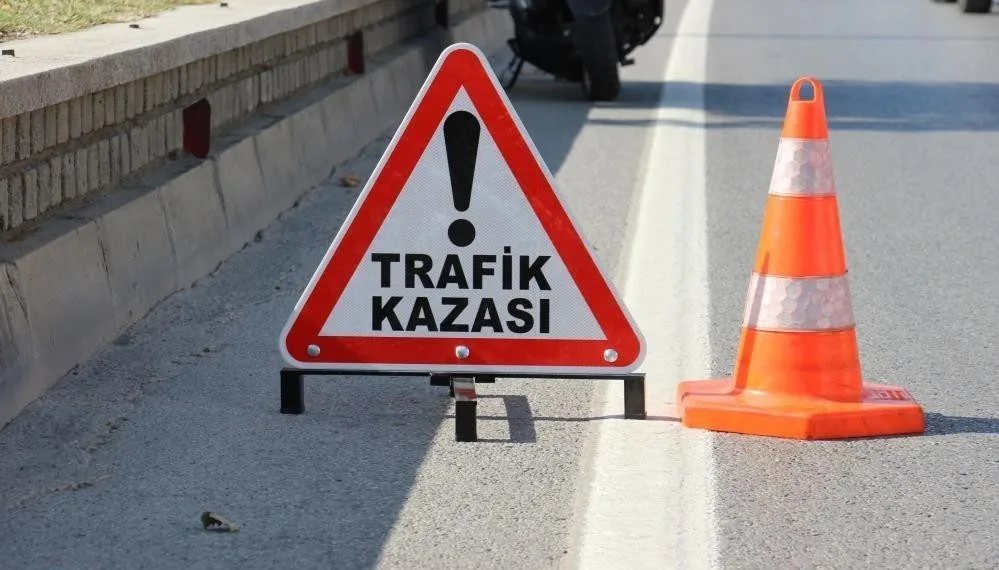 Yeşilyurt’ta Minibüs ile Otomobil Çarpıştı: 4 Yaralı.