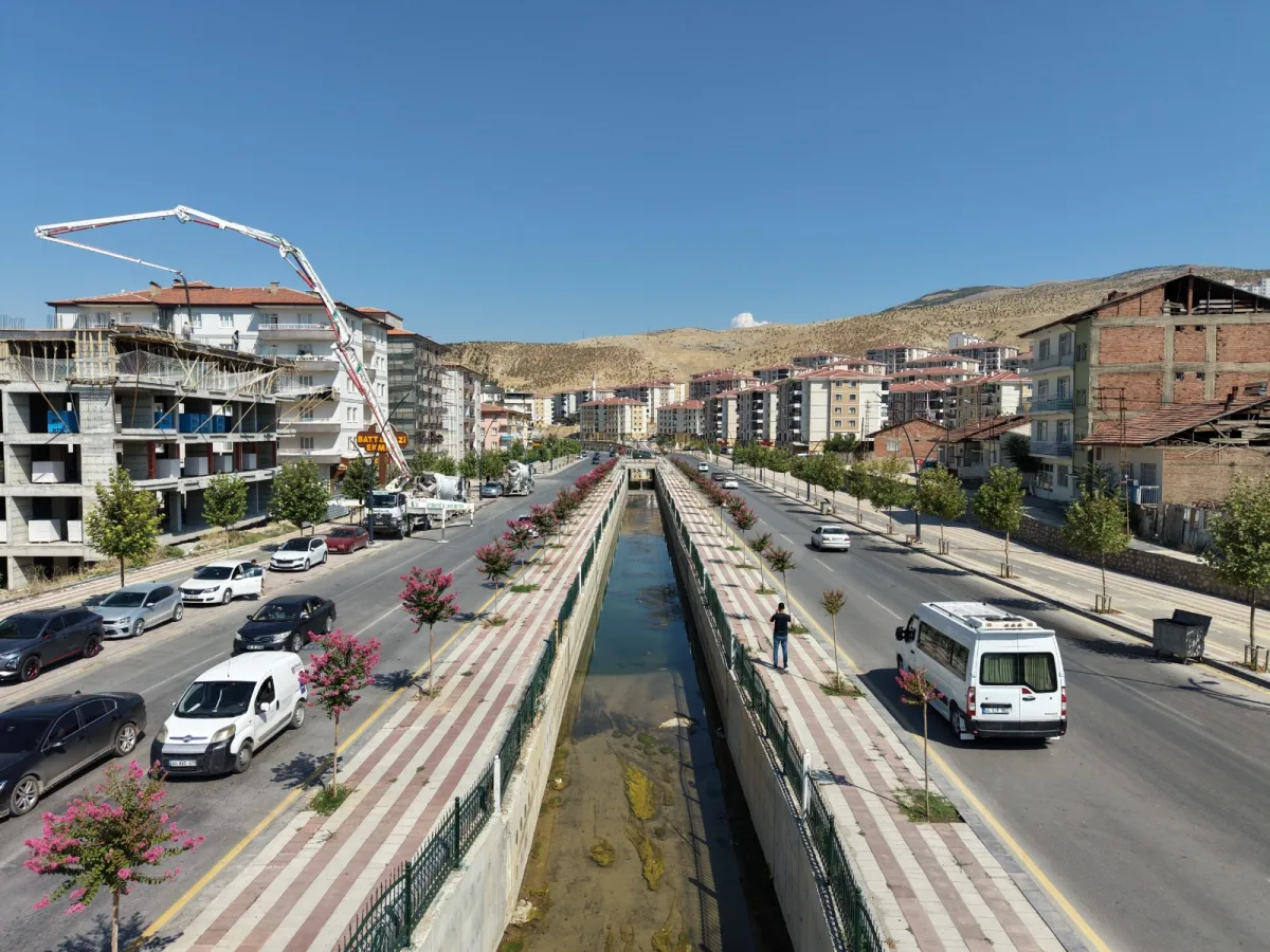 ŞEHRİN ÇEHRESİ YEŞİL ALAN VE PEYZAJ ÇALIŞMALARIYLA DEĞİŞİYOR.